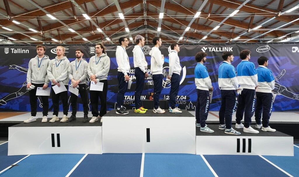 Swiss fencing teams turn their backs as Israel's national anthem is playing at the Under-23 European Championships (Photo: Team Bizzi) נבחרת הסיוף