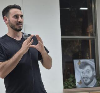 פרויקט הנצחה הלאומי "מנציחים ביחד" - יונתן שמריז מספר את סיפורו של אחיו אלון שמריז ז"ל