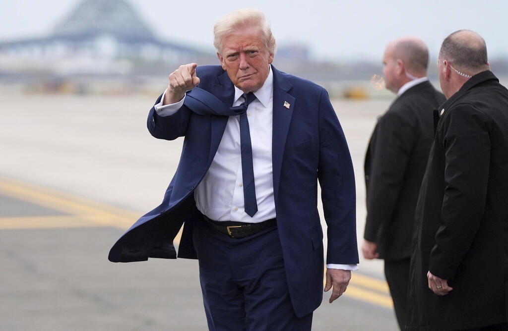 US President Donald Trump will visit the Middle East,including stops in Saudi Arabia, Qatar and the United Arab Emirates, May 13-16 (Photo: Evan Vucci/AP) נשיא ארה"ב טראמפ אחרי שנחת בנמל תעופה ב ניוארק ניו ג'רזי 26 באפריל