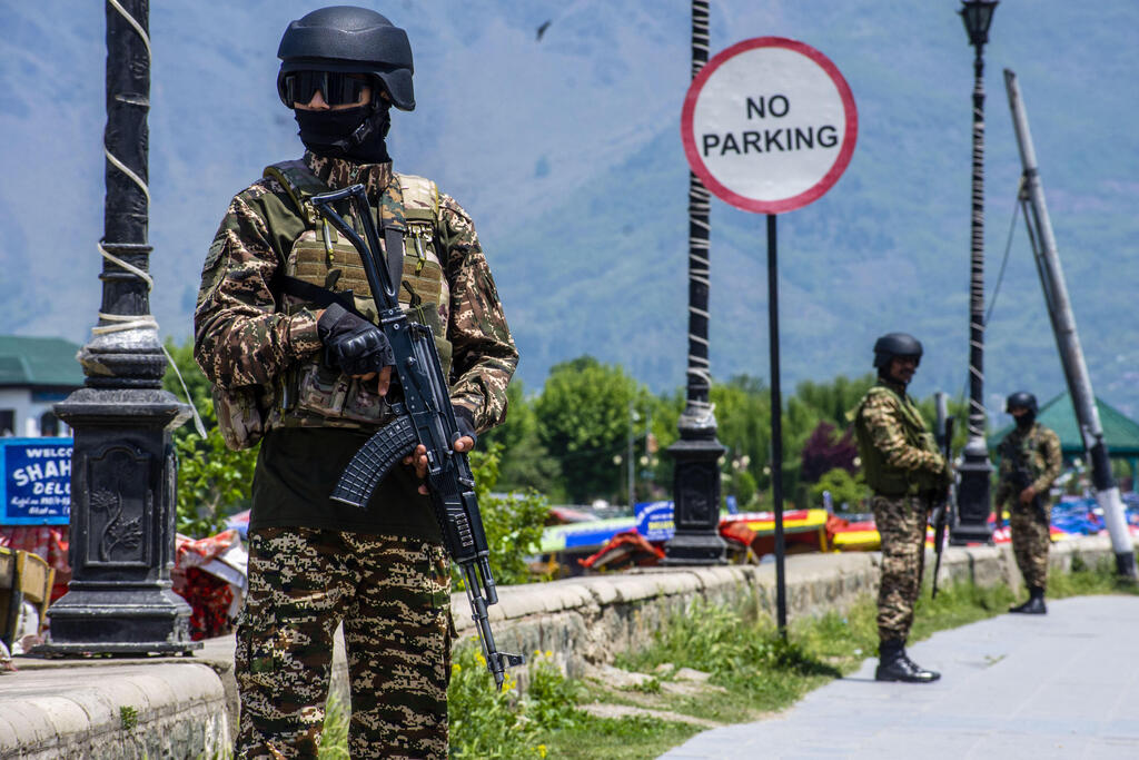 חייל הודי הודו בעיר סרינגאר חבל קשמיר בצל מבצע ללכידת האחראים על ה פיגוע בחבל