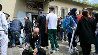 מחוץ ל מסגד שבו נרצח מתפלל ב צרפת