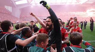 אליסון ושחקני ליברפול חוגגים