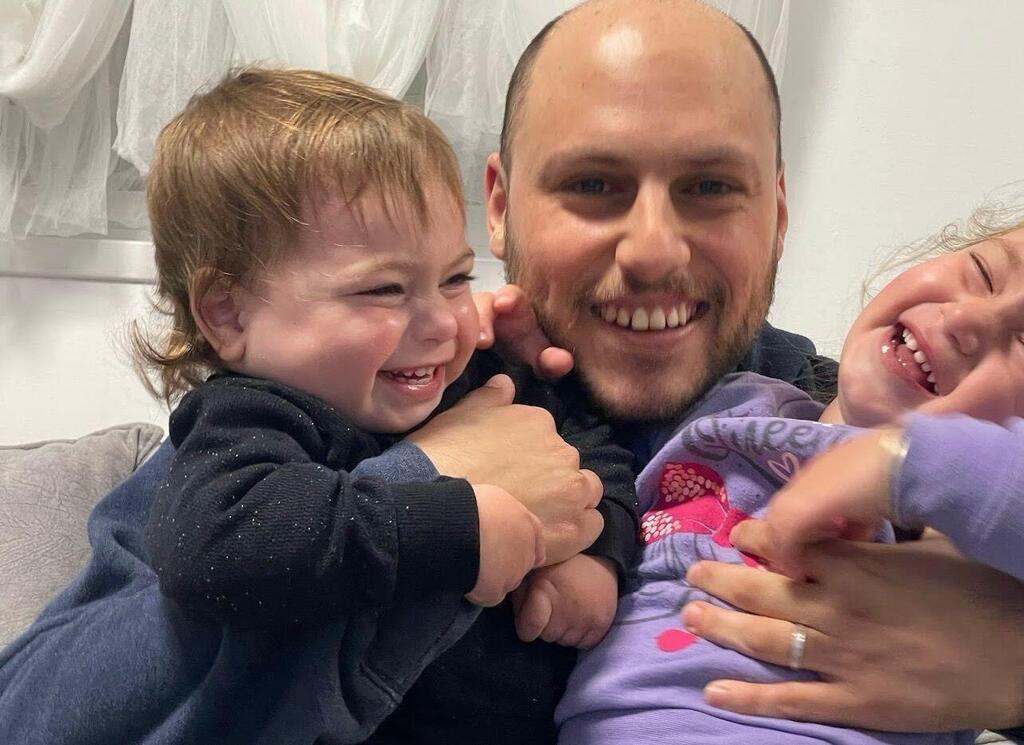 ד"ר דניאל לוי לודמיר, שנרצח במרפאת בארי, וילדיו אמה וליאם