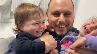 ד"ר דניאל לוי לודמיר, שנרצח במרפאת בארי, וילדיו אמה וליאם