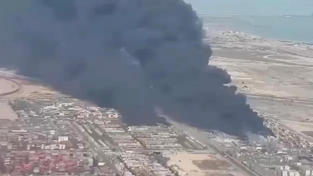 פעולות כיבוי אש שריפה ב נמל שהיד רג'אי ב בנדר עבאס איראן אחרי פיצוץ שם
