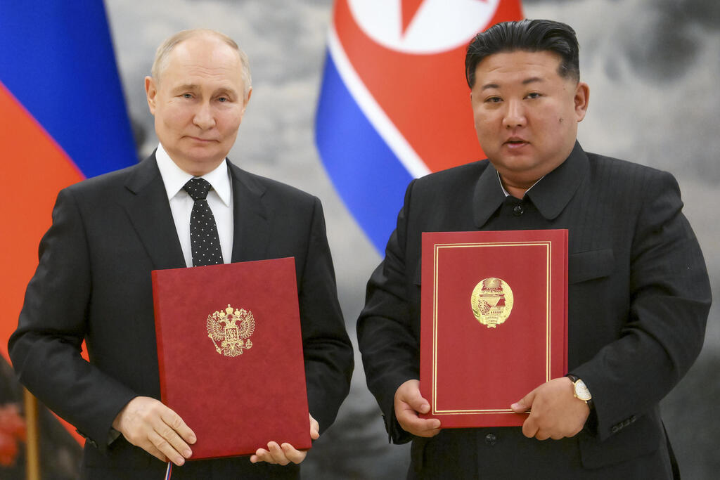 Russian President Vladimir Putin and North Korean leader Kim Jong-un sign Comprehensive Strategic Partnership agreement (Photo: Kristina Kormilitsyna, Sputnik, Kremlin Pool Photo via AP, File) ולדימיר פוטין קים ג'ונג און צפון קוריאה רוסיה