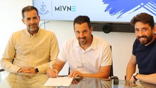 עומר פרץ חותם על חוזהו החדש בהפועל פ"ת