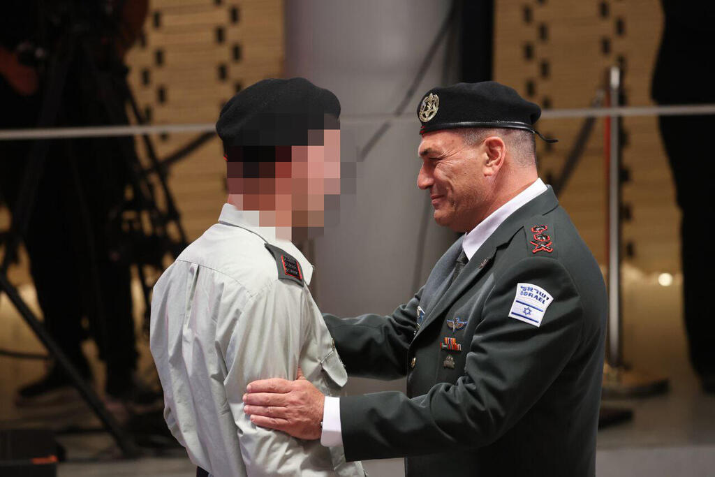 Zamir with an IDF major who lost his hand and eye during the war (Photo: Alex Kolomoisky) הרמטכ"ל אייל זמיר עם מ"פ סרן א', בטקס הצדעה לחללי צה"ל בהר הרצל