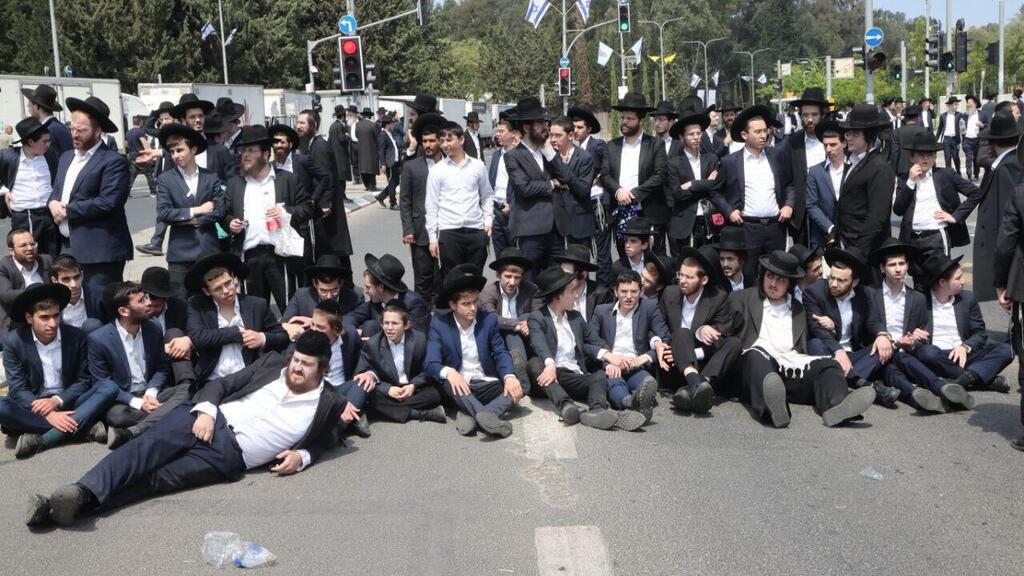 הפגנת חרדים קיצוניים בלשכת הגיוס בתל השומר בזמן הגיוס לחטיבת חשמונאים