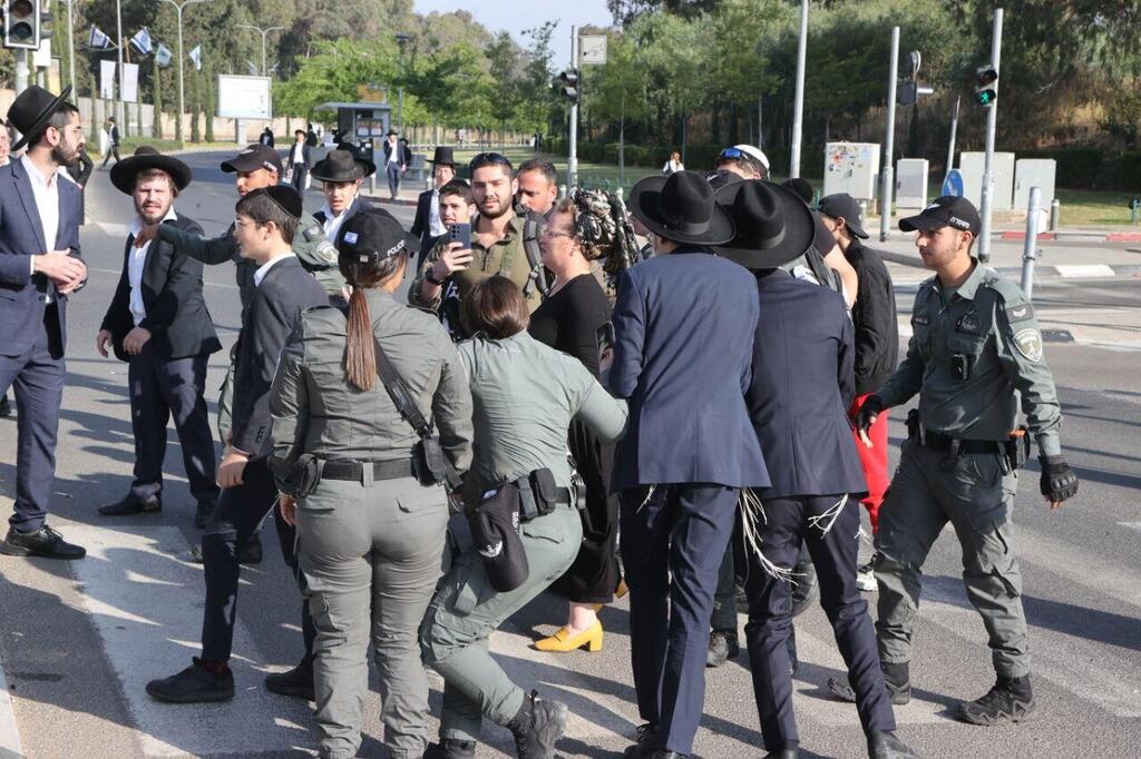 הפגנת חרדים קיצוניים בלשכת הגיוס בתל השומר בזמן הגיוס לחטיבת חשמונאים