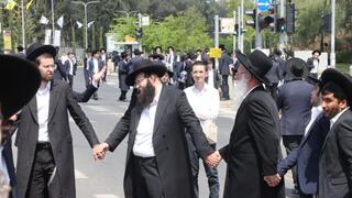 הפגנת חרדים קיצוניים בלשכת הגיוס בתל השומר בזמן הגיוס לחטיבת חשמונאים