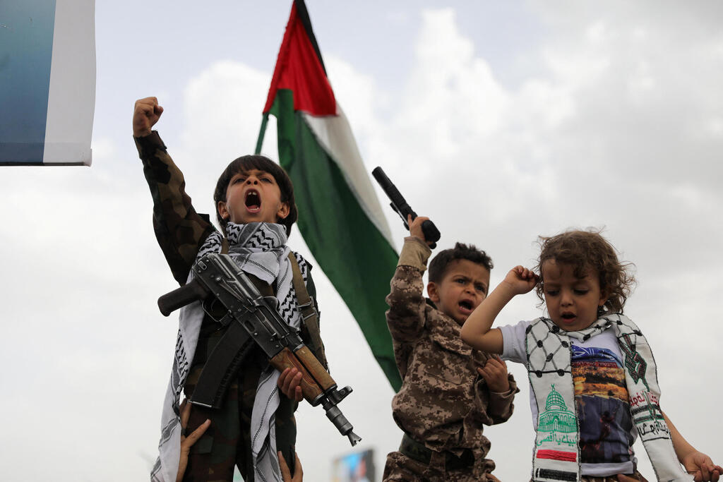 Children at a Houthi demonstration in Sanaa last month (Photo: REUTERS/Khaled Abdullah) ילד בהפגנה של חות'ים החות'ים צנעא תימן 18 באפריל