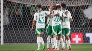 שחקני מכבי חיפה חוגגים עם דין דוד