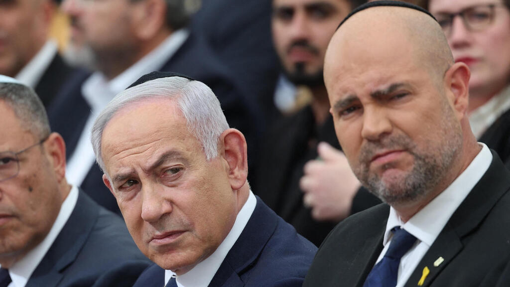 Prime Minister Benjamin Netanyahu and Knesset Speaker Amir Ohana (Photo: Abir SULTAN / POOL / AFP) טקס פתיחת ארועי יום הזיכרון