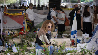 משפחות שכולות עולות לקברי יקיריהם בהר הרצל בערב יום הזיכרון לחללי צה"ל