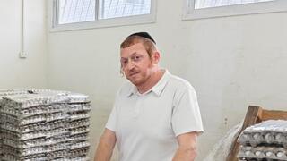  גרשי קורניצר בחלוקת מזון למשפחות נזקקות בשדרות