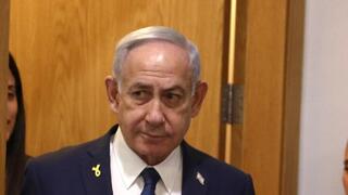 רה"מ בנימין נתניהו נכנס לאולם הדיונים על מנת לתת את עדותו בתיקי אלפים