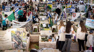 משפחות שכולות עולות לקברי יקיריהם בהר הרצל בערב יום הזיכרון לחללי צה"ל