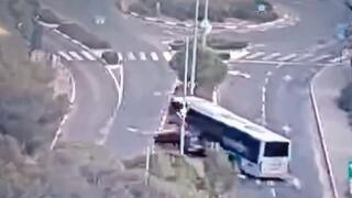 תיעוד נהג האוטובוס שגרר איתו מכונית ונעצר