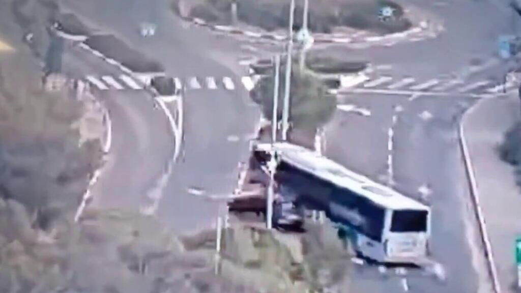 תיעוד נהג האוטובוס שגרר איתו מכונית ונעצר