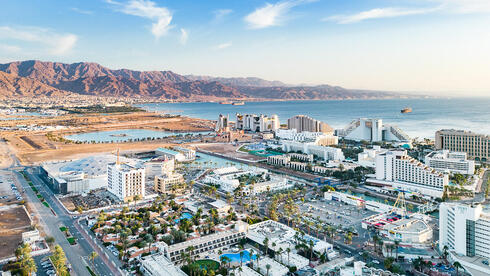 העיר אילת על רקע הרי אדום