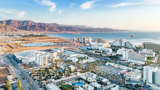 העיר אילת על רקע הרי אדום