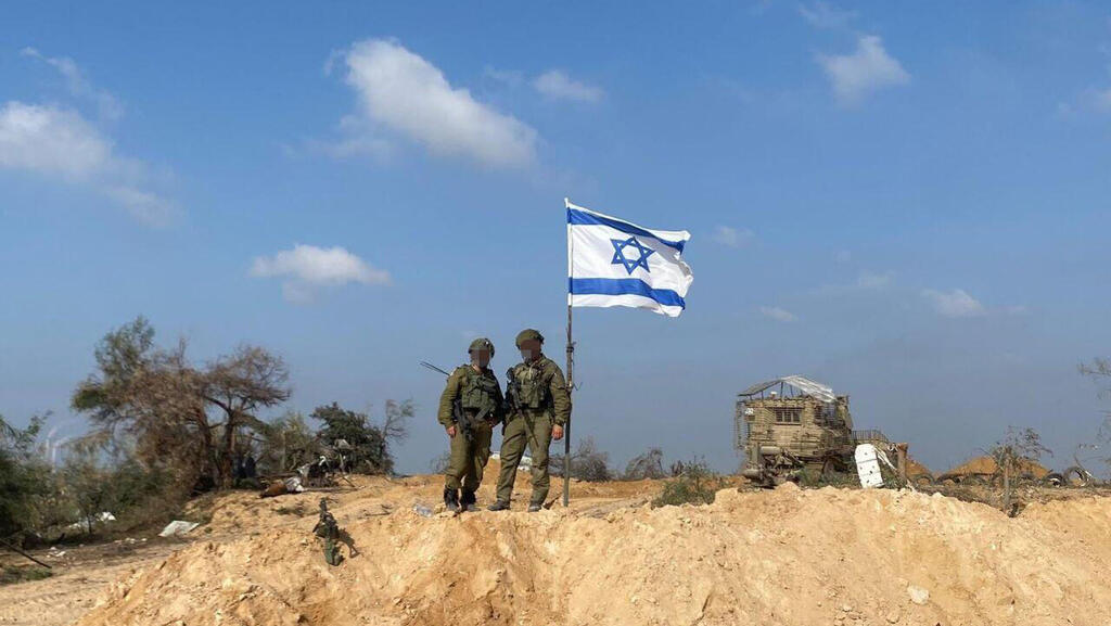 דגל ישראל מונף במוצבים שצה"ל הקים בשכונת שג'אעיה