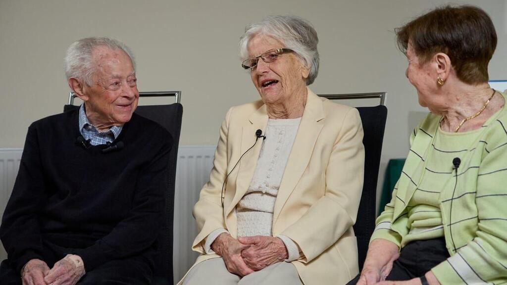 Zofia Trojan (center) meeting with Dr. Sophia and Mark Joachim (Photo: Claims Conference) המפגש בין ד"ר צופיה יואכים (זלטה) ואחיה מארק שנבטר לבין מצילתם, זופיה טרויאן