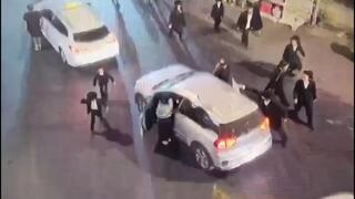 חשוד תולש דגל ישראל מרכב שעצר ב׳כיכר השבת׳ בירושלים בזמן הצפירה