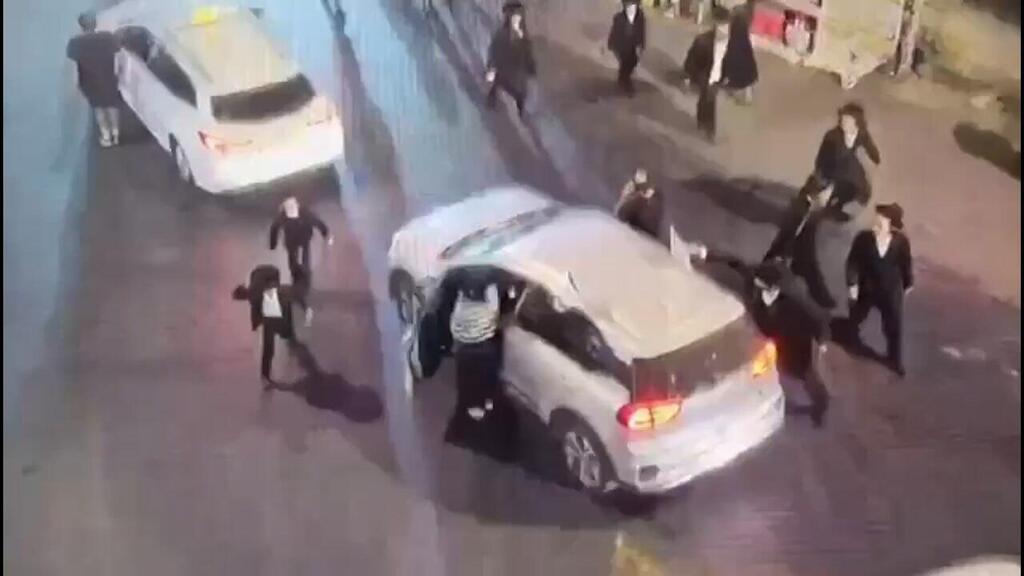 חשוד תולש דגל ישראל מרכב שעצר ב׳כיכר השבת׳ בירושלים בזמן הצפירה