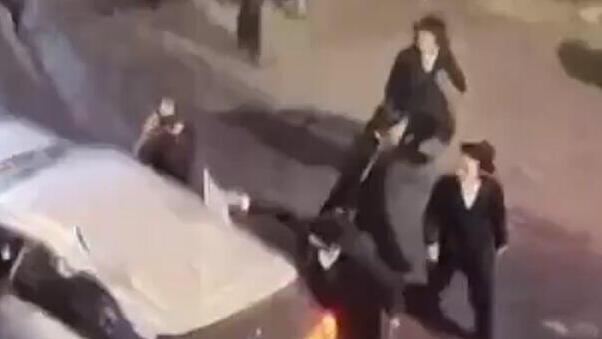 חשוד תולש דגל ישראל מרכב שעצר ב׳כיכר השבת׳ בירושלים בזמן הצפירה