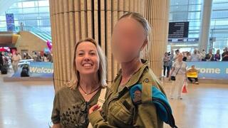 רב"ט מ' מקבלת את אימה בשדה התעופה
