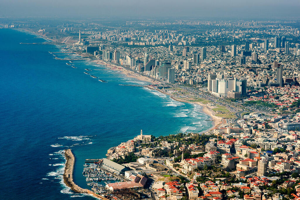 נמל יפו, וברקע תל אביב