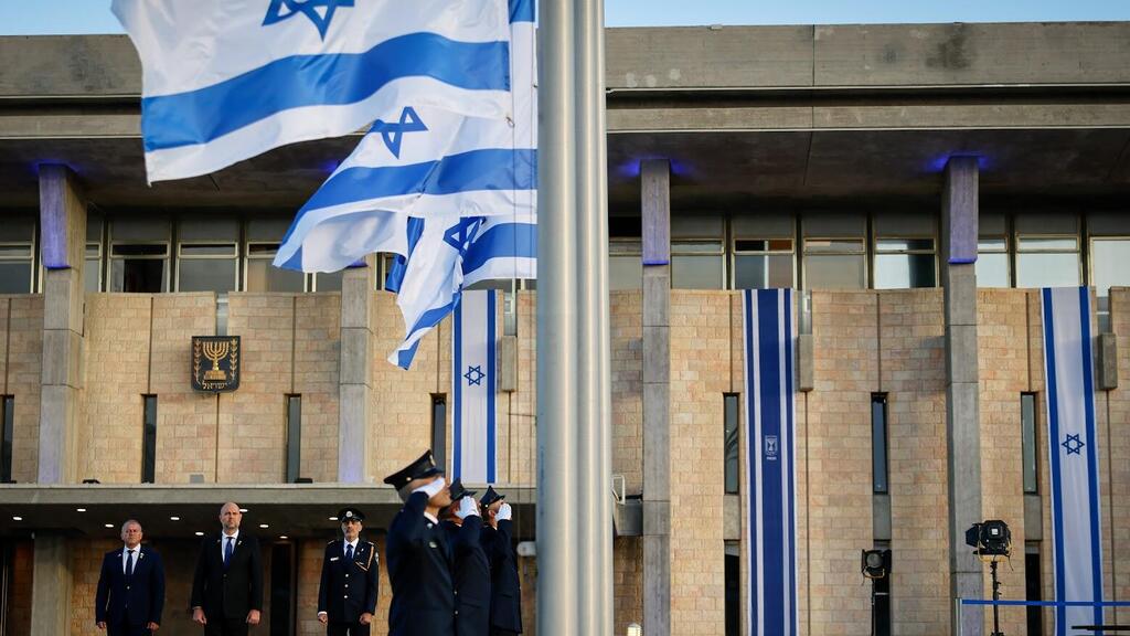 הורדת דגלי הלאום לחצי התורן ברחבת הכנסת