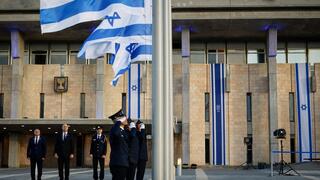 הורדת דגלי הלאום לחצי התורן ברחבת הכנסת