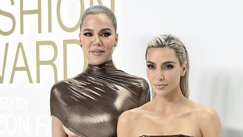 קים קרדשיאן בשמלה של דולצ'ה אנד גבאנה, עם קלואי קרדשיאן בטקס פרסי האופנה של ה-CFDA ל-2022