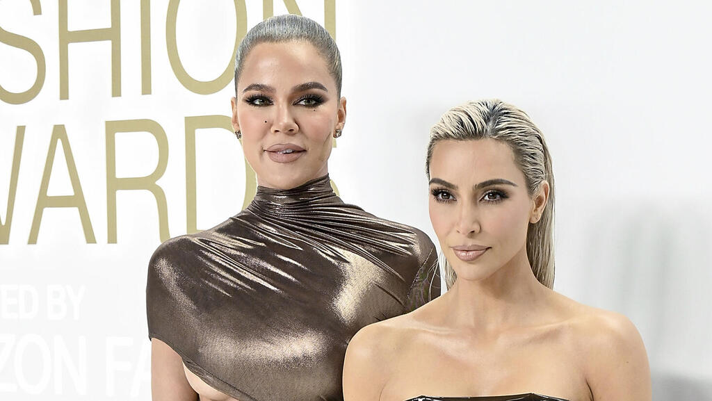 קים קרדשיאן בשמלה של דולצ'ה אנד גבאנה, עם קלואי קרדשיאן בטקס פרסי האופנה של ה-CFDA ל-2022