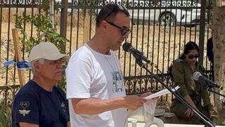 אלי שרעבי מדבר בבית עלמין במהלך טקס יום זיכרון לחללי מערכות ישראל