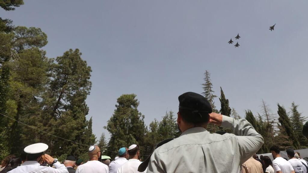 מטוסי קרב של חיל האוויר חגים מעל טקס יום הזיכרון הממלכתי לחללי מערכות ישראל בהר הרצל