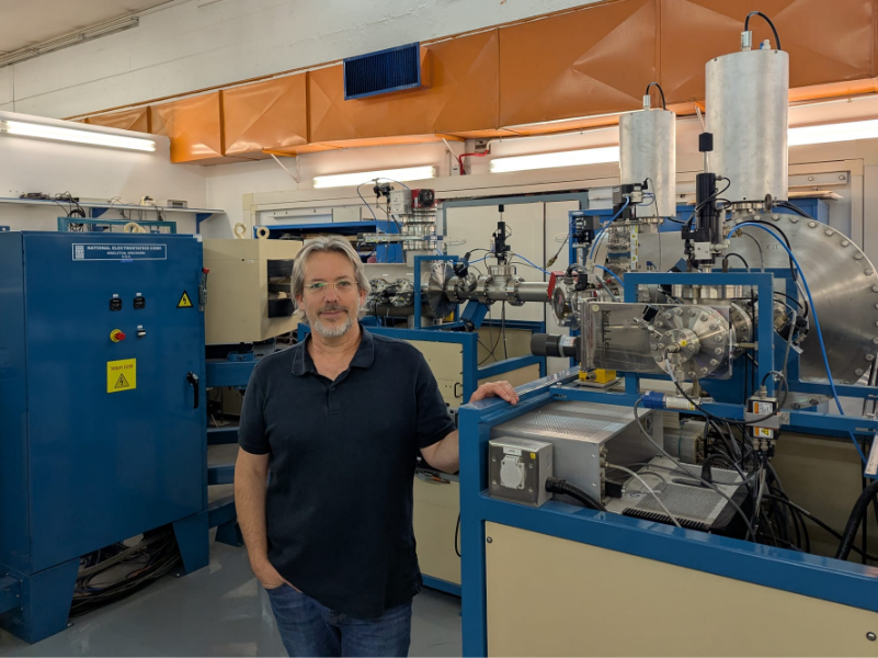 Turning archaeological questions into science, with great precision and high added value. Lior Regev at the particle accelerator (Photo: Ettay Nevo) לוקחים שאלות ארכיאולוגיות והופכים אותן למדע, עם דיוק רב וערך מוסף גבוה. ליאור רגב במאיץ החלקיקים