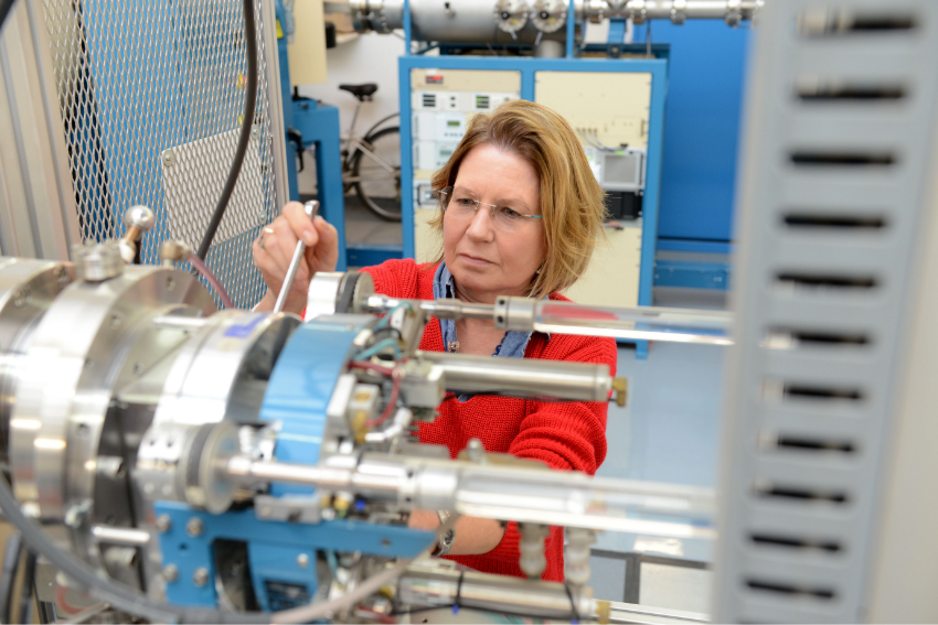 We are learning to read the language of isotopes and atoms, and constantly improving our understanding. Elisabetta Boaretto at the accelerator (Photo: Ohad Herches, Weizmann Institute of Science) אנו קוראים את השפה של האיזוטופים והאטומים, וכל הזמן מבינים אותה טוב יותר. אליזבטה בוארטו במאיץ