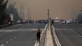 האש מתקרבת לרכבים בכביש 1