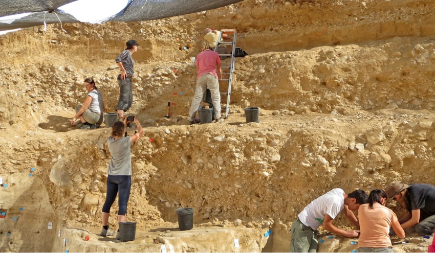 A relatively rapid cultural transition during the last major migration event of modern humans out of Africa. Excavations at the Boker Tachtit site (Photo: Elisabetta Boaretto, Weizmann Institute of Science) מעבר מהיר יחסית בין תרבויות באירוע ההגירה האחרון של האדם המודרני מאפריקה. החפירות באתר בוקר תחתית