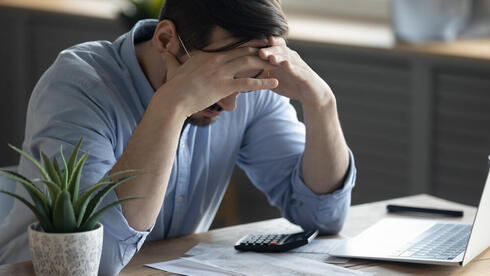 צעיר בחובות