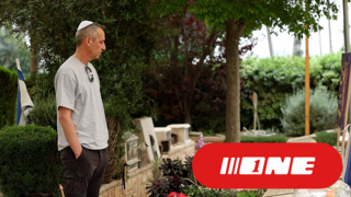 עודד קטש בבית העלמין באשדוד 
