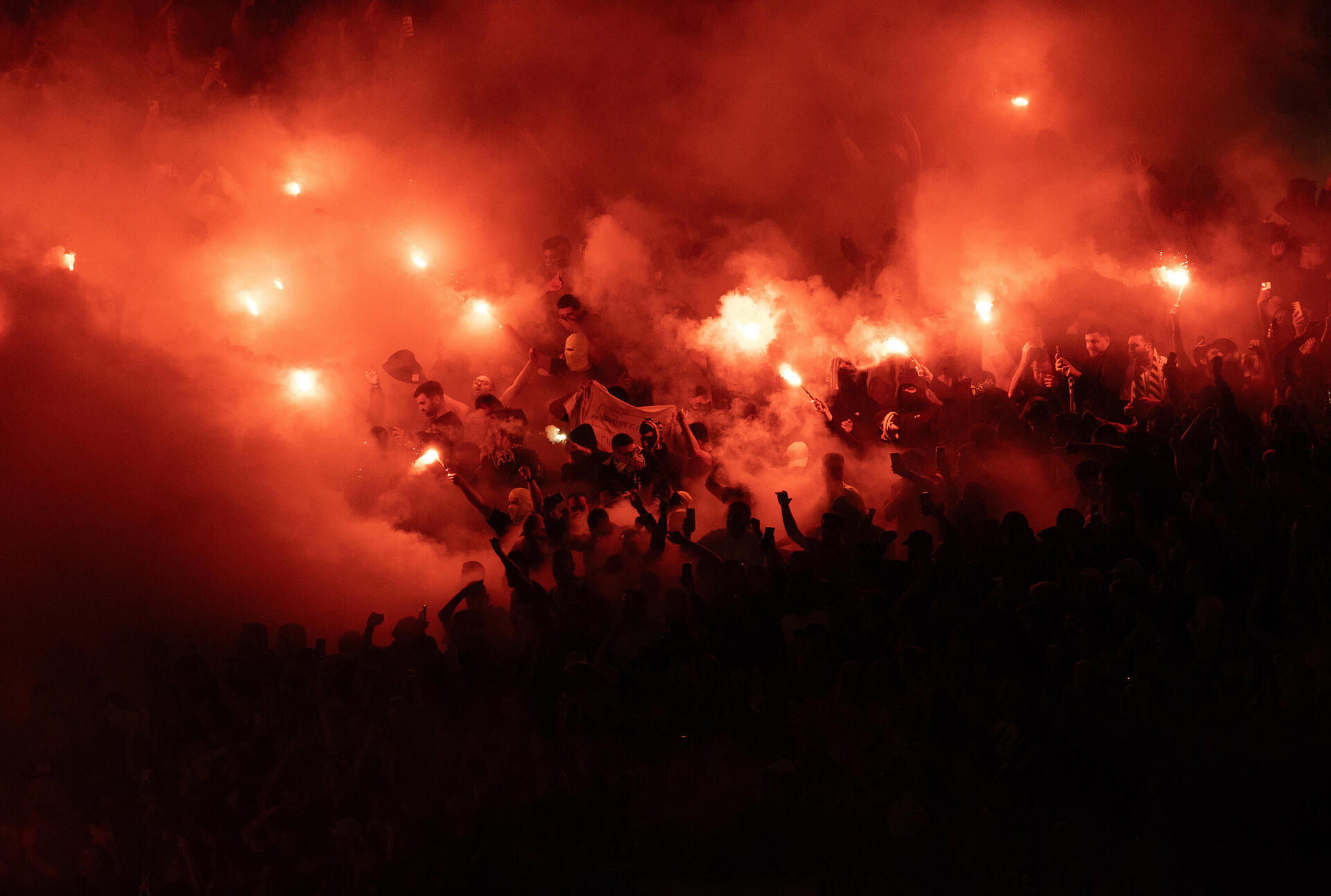 אוהדי בית"ר ירושלים מדליקים אבוקות, אחת מהן גרמה לפציעה של ילד ביציע  