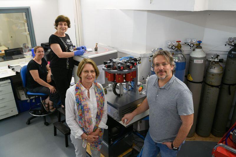 The most meaningful research has been made possible through close collaboration with archaeologists. From left: Johanna Regev, Evgenia Mintz, Elisabetta Boaretto and Lior Regev (Photo: Ohad Herches, Weizmann Institute of Science) המחקרים המשמעותיים ביותר התאפשרו כשהיה שיתוף פעולה הדוק עם הארכיאולוגים. מימין: ליאור רגב, אליזבטה בוארטו, יבגניה מינץ ויוהנה רגב