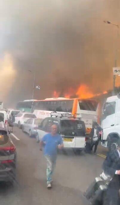 האש מתקרבת לרכבים בכביש 1