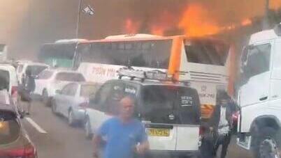 האש מתקרבת לרכבים בכביש 1