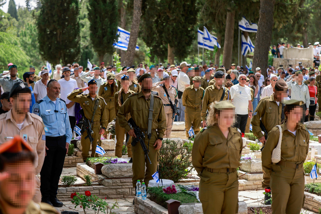 אזרחים עומדים במהלך צפירת יום הזיכרון לחללי מערכות ישראל ונפגעי פעולות איבה